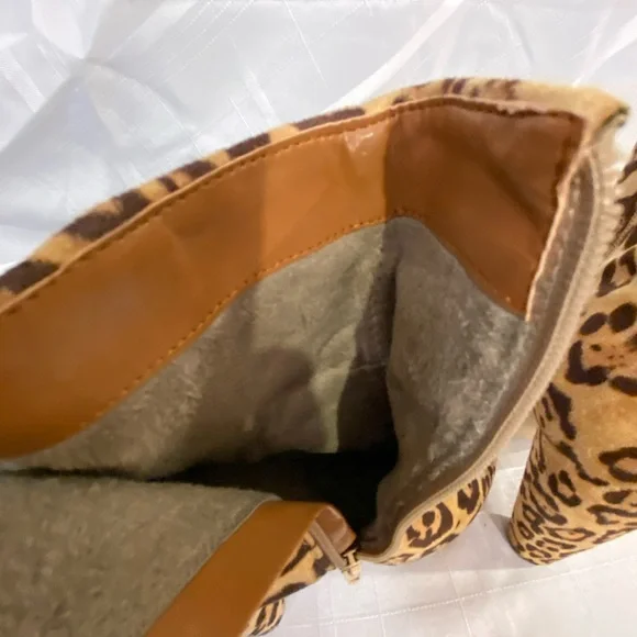 Leopard Platform Ankle Boots. Faux fur lining. Inside side zipper. Size 8 - Picture 6 of 8